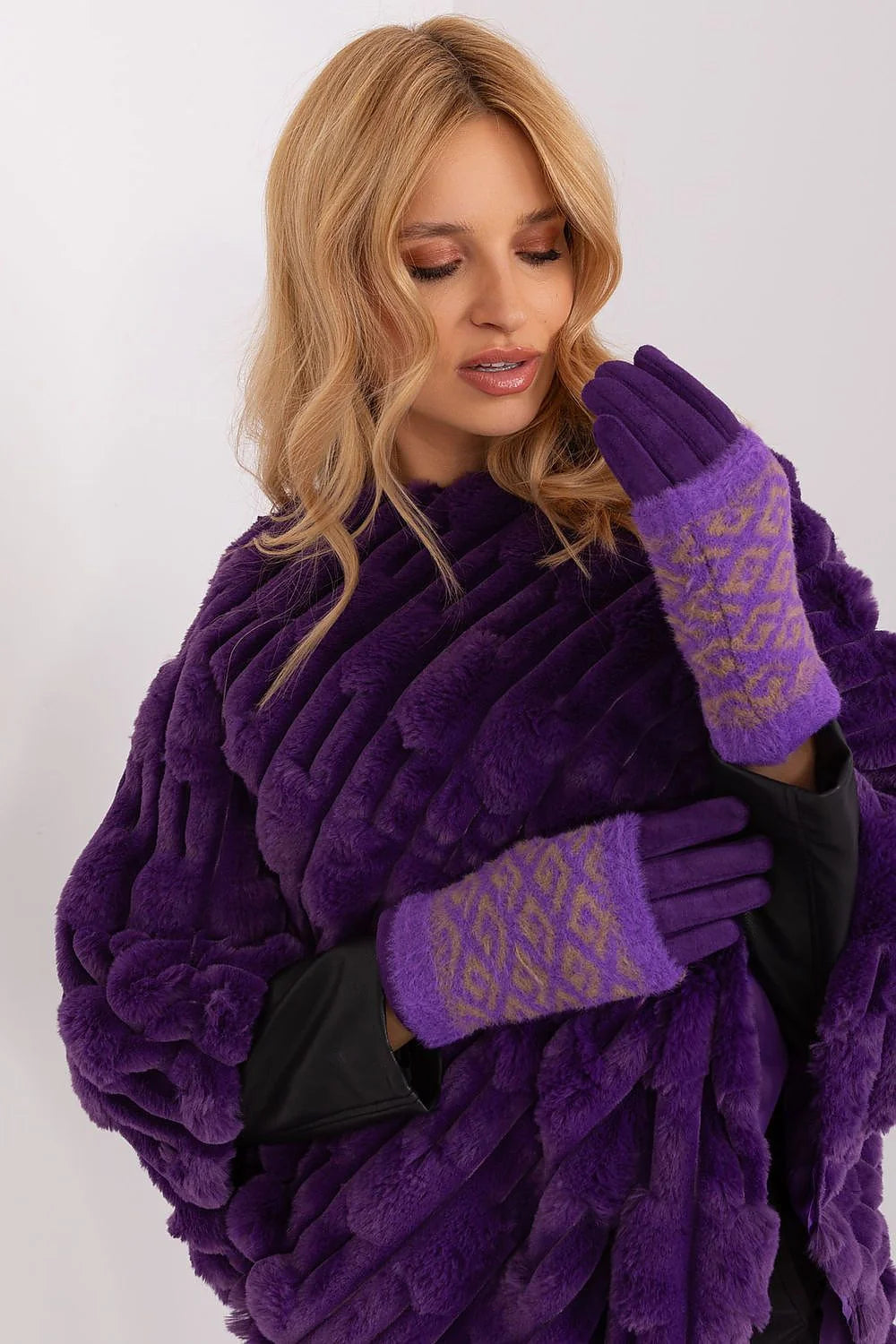 ensemble mode féminin manteau gants fourrure synthétique violet pourpre luxueux douillet ample élégant sophistiqué jacquard bordure suédine chaud