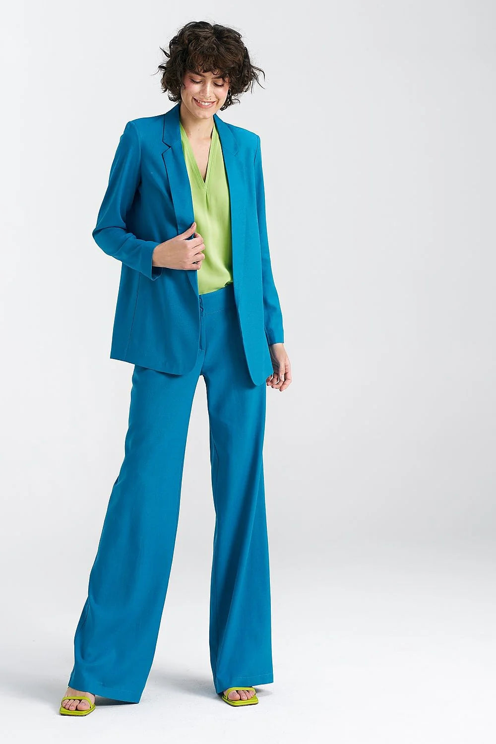 Veste pour femme classique structurée bleu vibrant deux pièces pantalon tailleur haut vert clair matière haute qualité occasion professionnelle