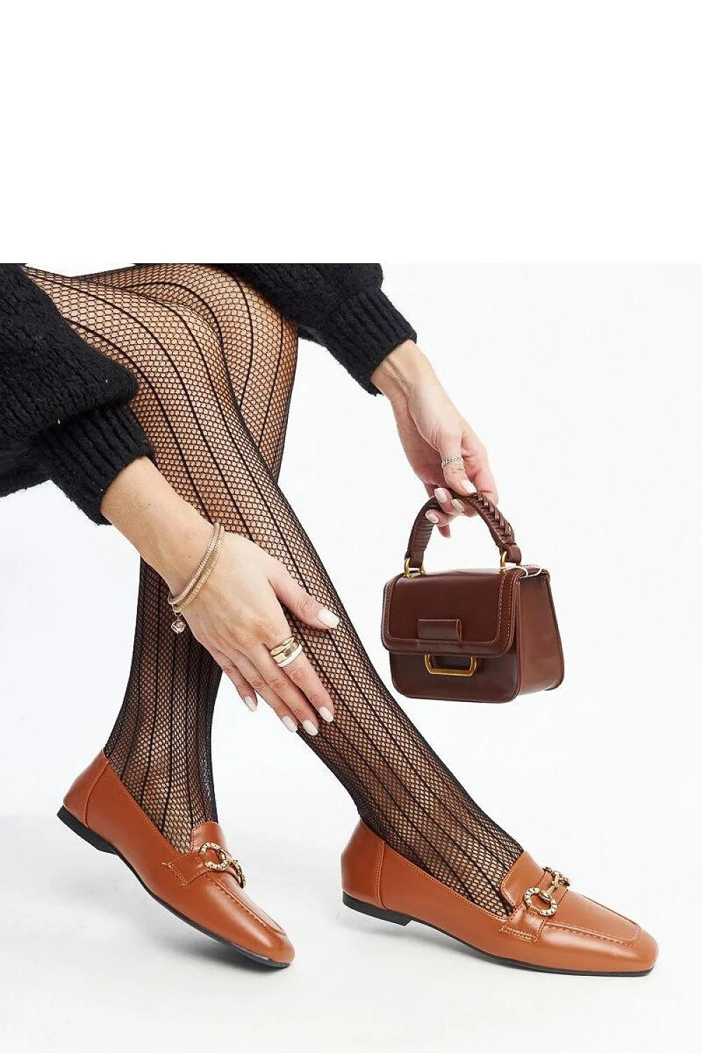 Moccasins élégants pour femme style classique carré marron cognac chaîne dorée cuir synthétique confortable occasion quotidienne ou professionnelle