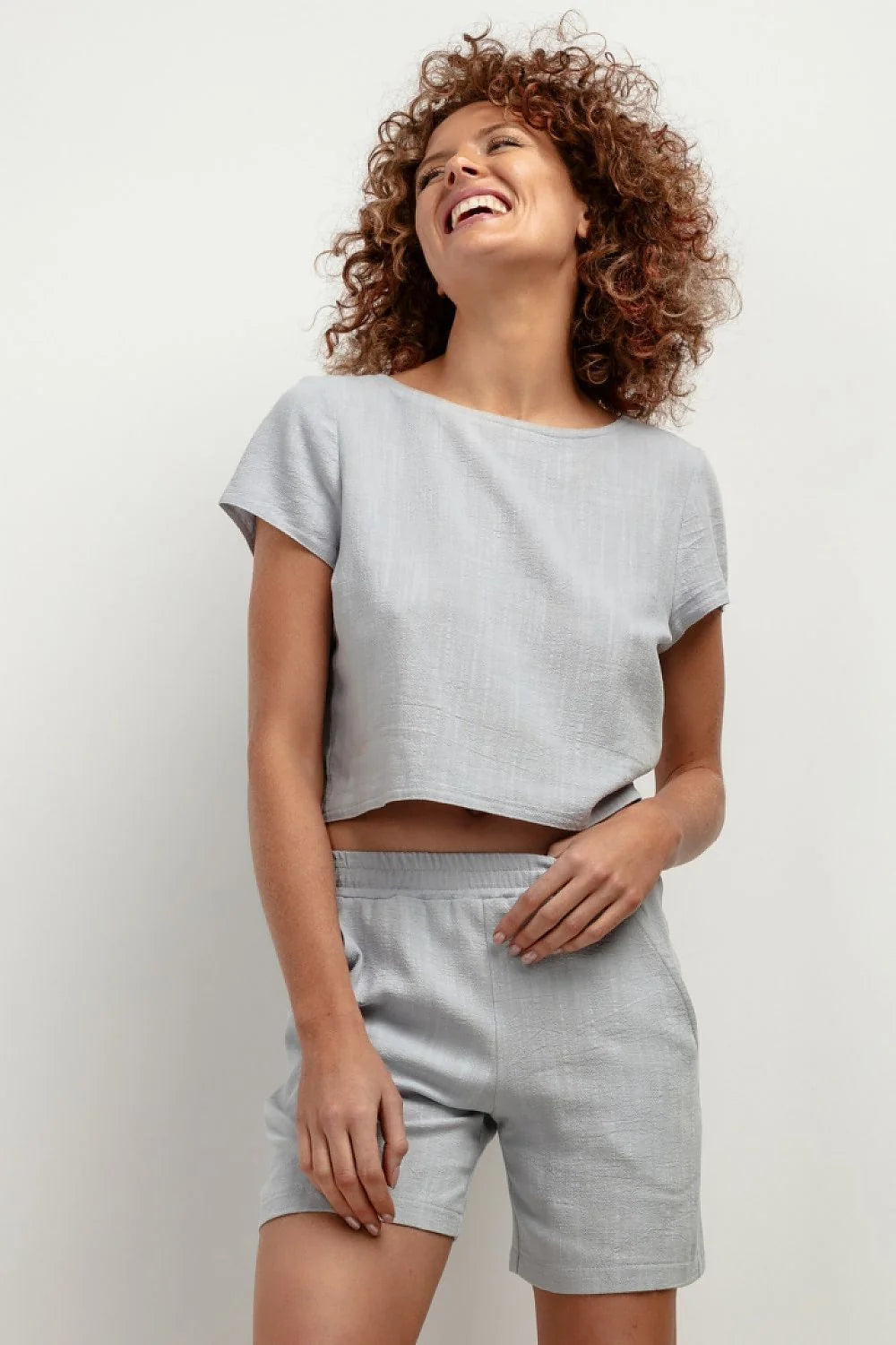 Chemisier en lin et viscose courte manches courtes style minimaliste gris clair femme été 2023