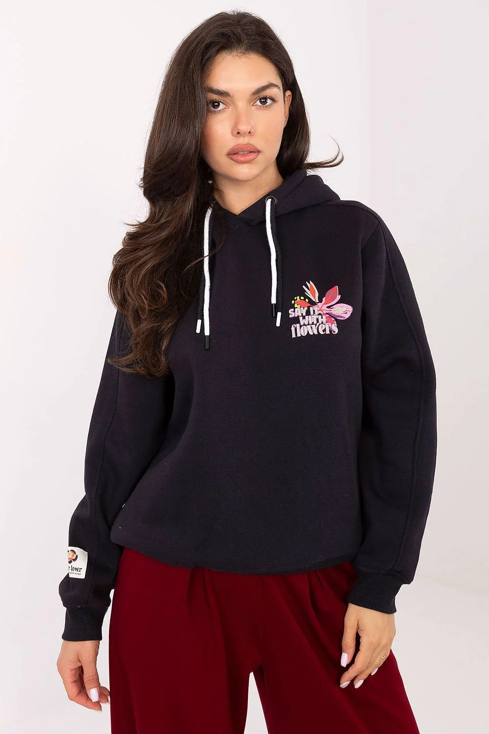 hoodie femme noir molleton doux mélange coton polyester coupe relaxed oversize cordons blancs poignets côtelés ourlet raccourci broderie florale multicolore