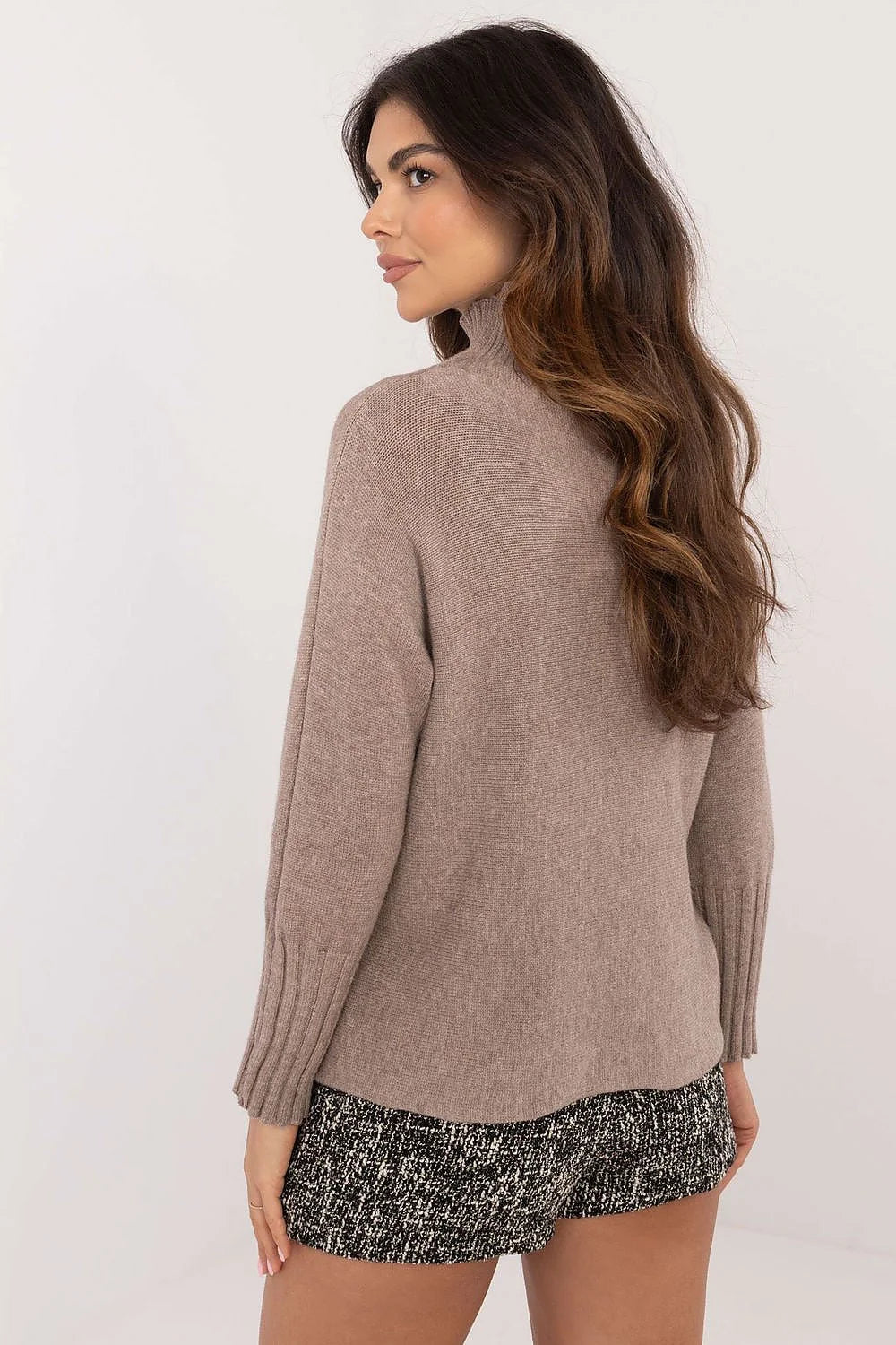 pull femme col roulé maille douce taupe coupe loose boxy courte manches longues poignets côtelés tombé fluide polyvalent chic décontracté