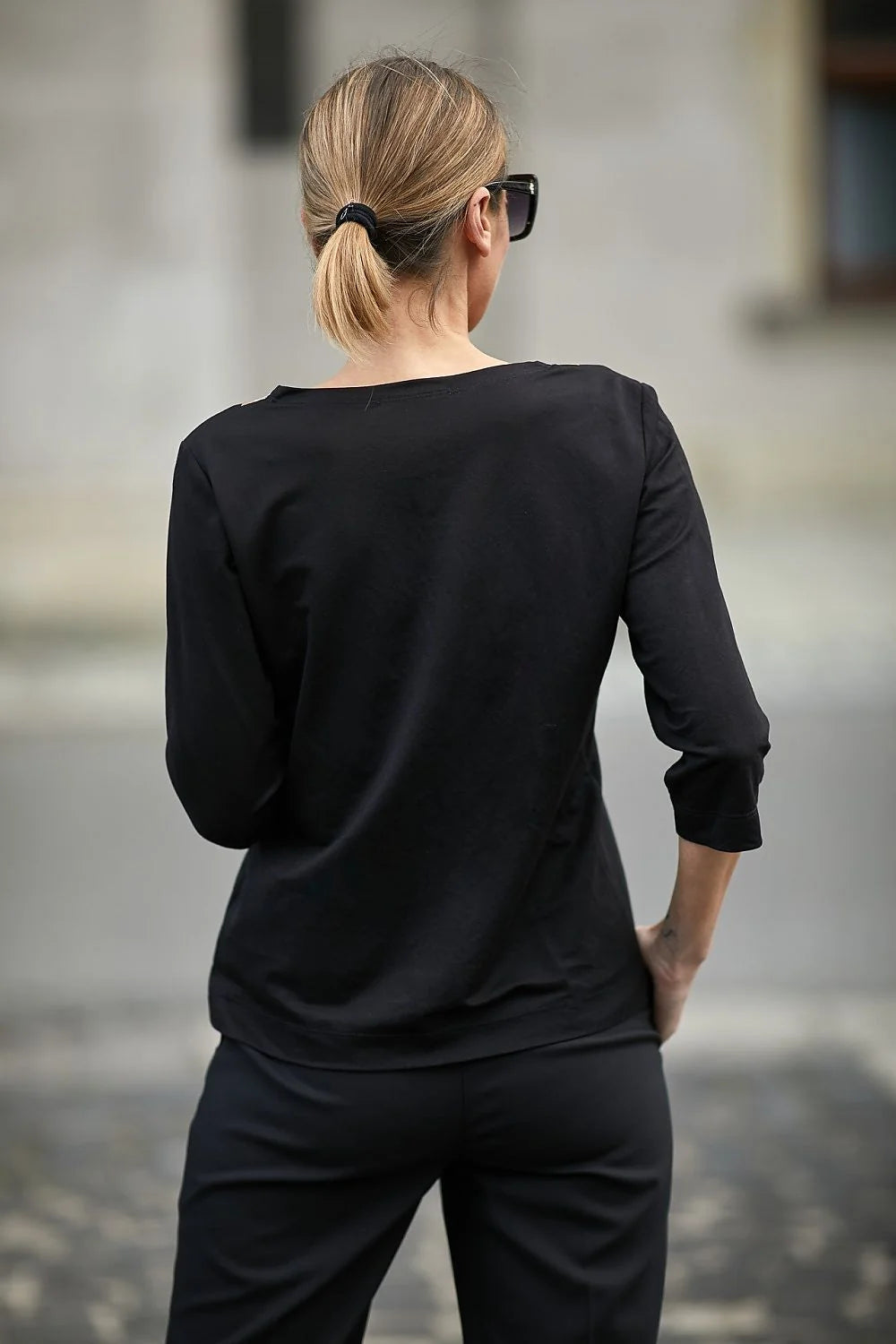 Chemisier noir coton élégant décontracté chic col V manches trois-quarts détails dorés mode femmes