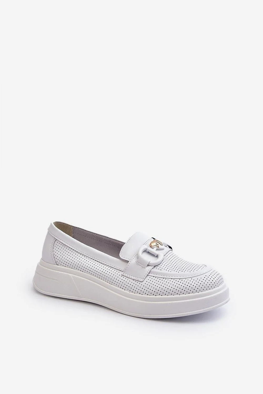 Moccasins pour femmes modernes à plateforme, style classique et contemporain, cuir synthétique, blanc, perforations respirantes, détails métalliques dorés, confort et élégance, polyvalence stylistique