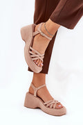 Sandales compensées pour femmes design moderne couleur beige rosé matériau simili-daim confortable maintien ajustable style élégant occasions multiples