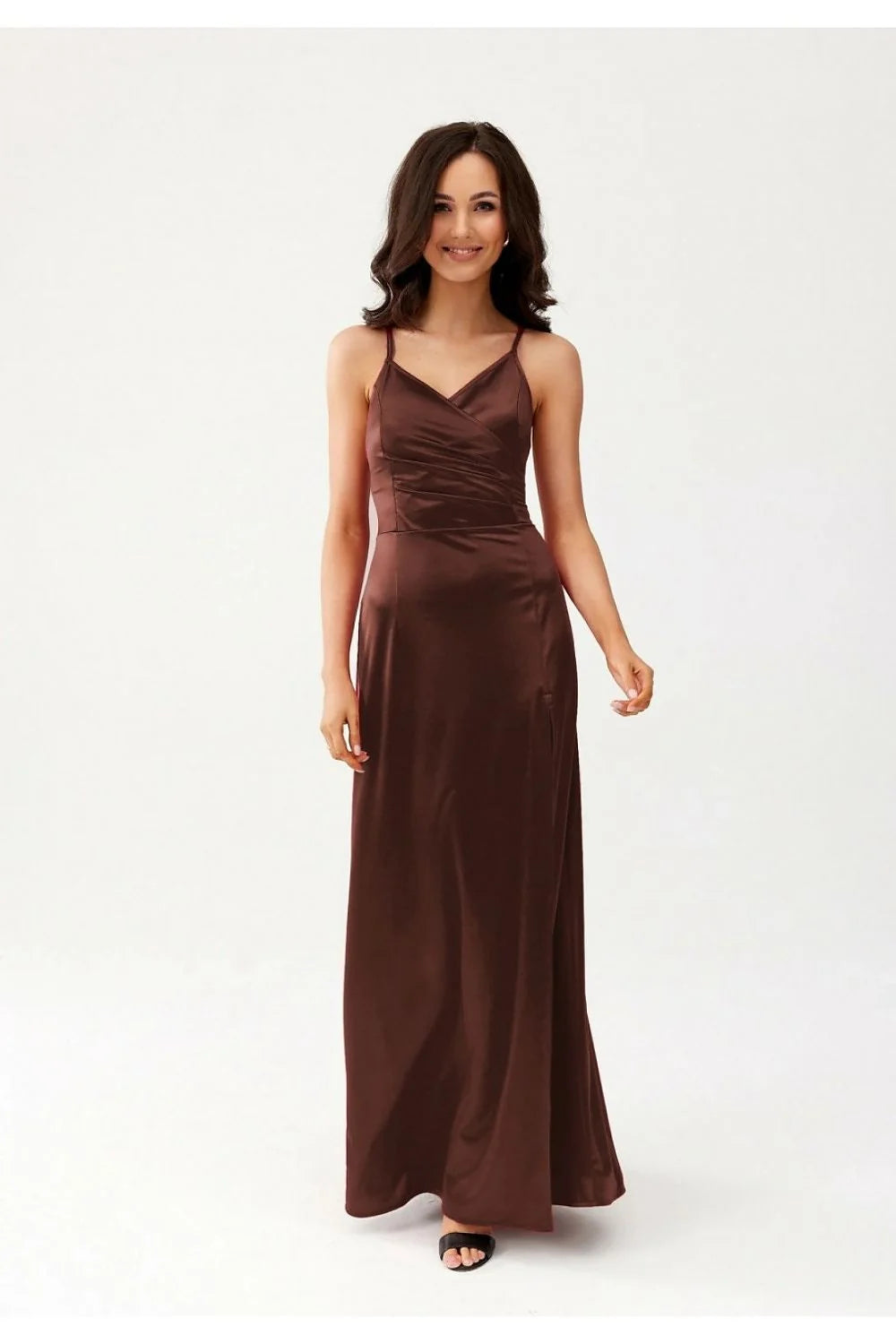 Robe longue élégante en satin marron bretelles spaghetti fente haute silhouette ajustée occasion formelle femme