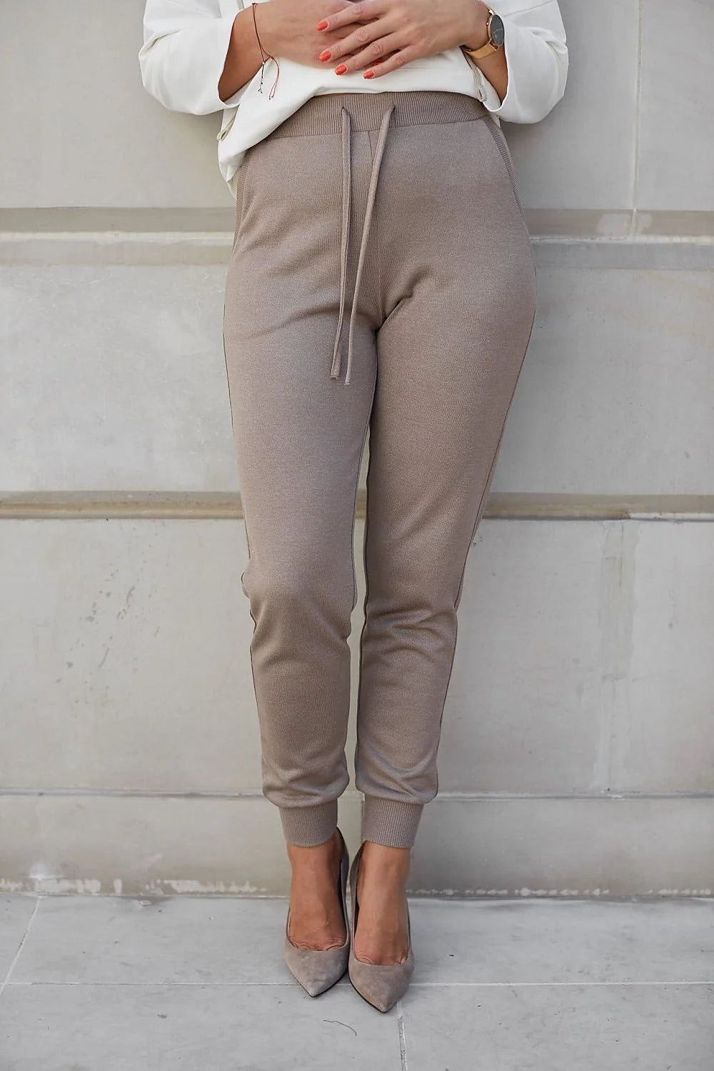Pantalon jogger pour femme en viscose taupe, coupe ajustée, taille élastiquée, confort maximal, style moderne