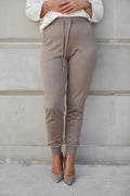Pantalon jogger pour femme en viscose taupe, coupe ajustée, taille élastiquée, confort maximal, style moderne