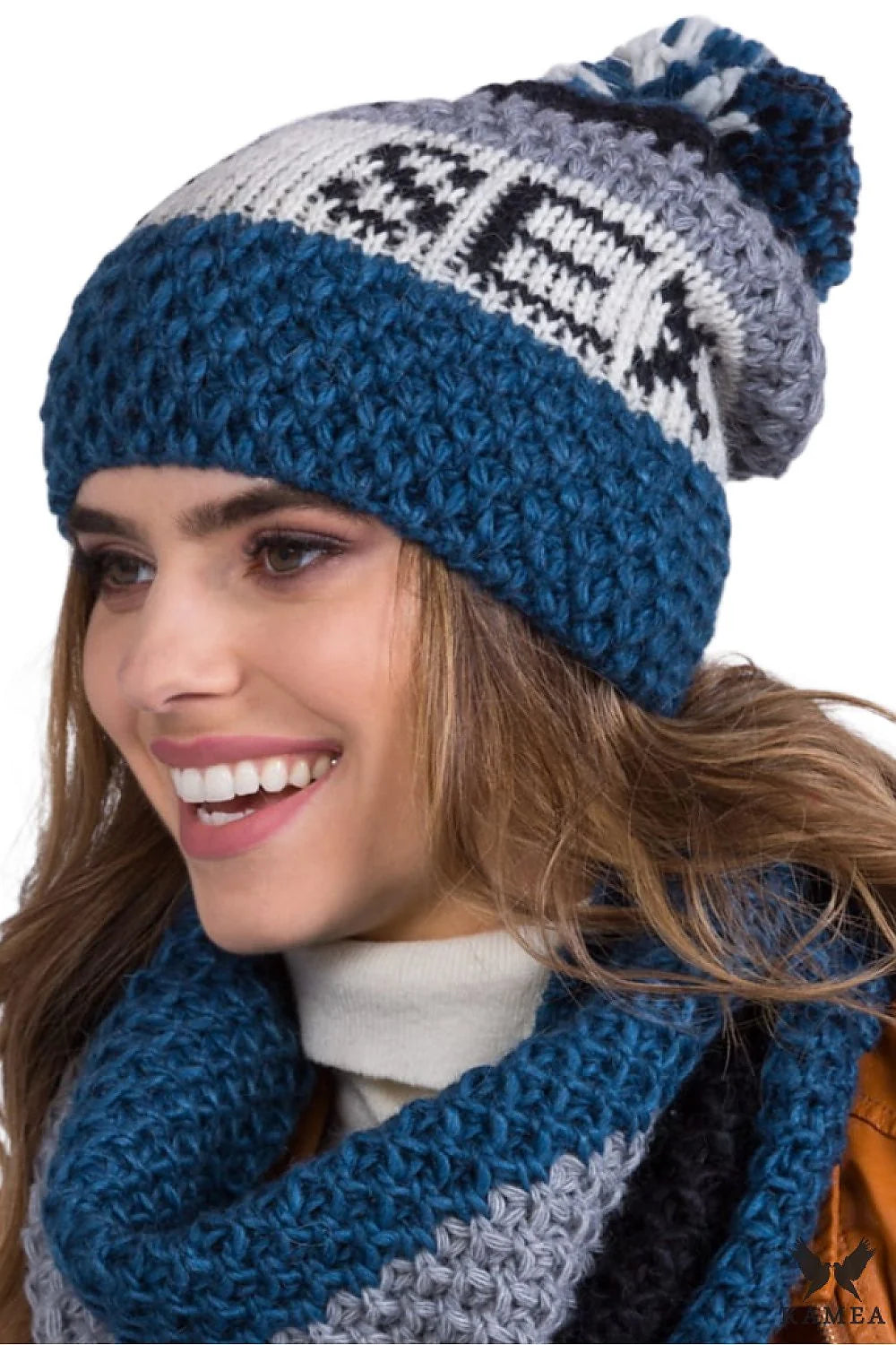 Bonnet et écharpe assortis FABIA en laine et acrylique bleu marine, gris et blanc, design tricoté, pompon multicolore, style slouchy, hiver, femme, mode urbaine
