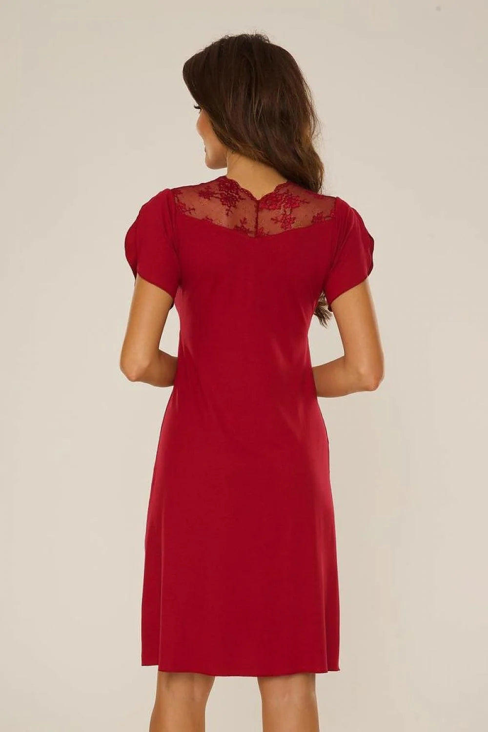 chemise nuit élégante dentelle manches courtes bordeaux ajustée viscose extensible décolleté V empiècement transparent nœud ornemental genou évasée