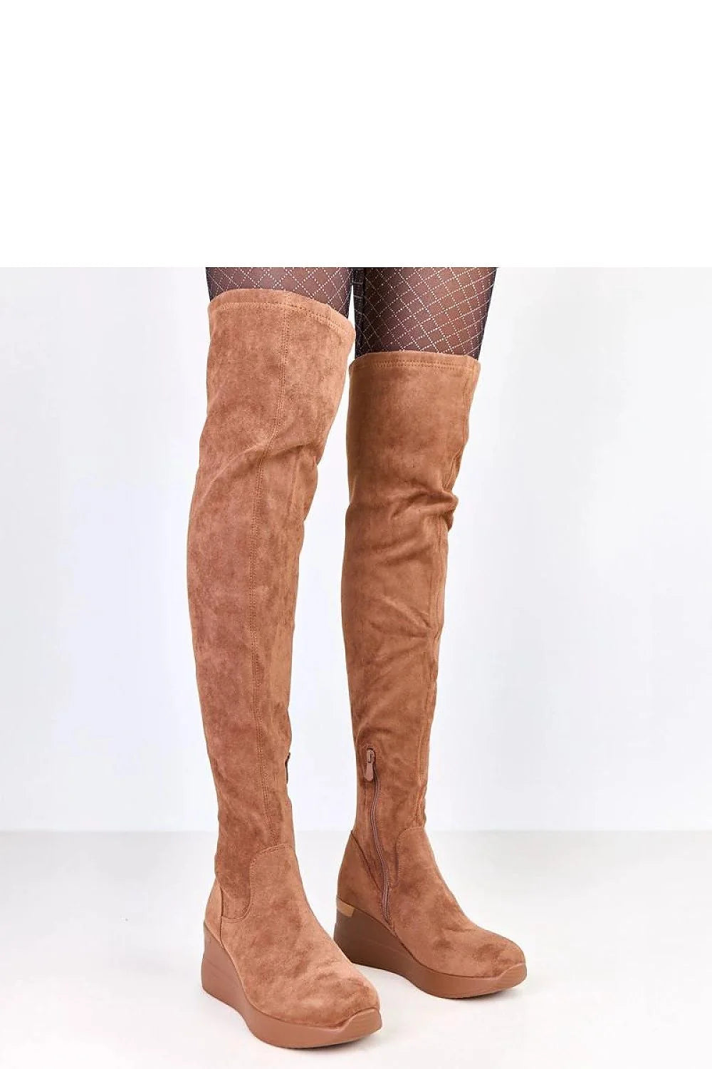 bottes cuissardes femme suédine camel tige haute genou ajustée talon compensé insert métallique plateforme bout arrondi fin doublure fourrure synthétique