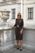 robe élégante imprimée zèbre manches longues encolure bateau ceinture large boucle dorée maille stretch noir brun coupe droite