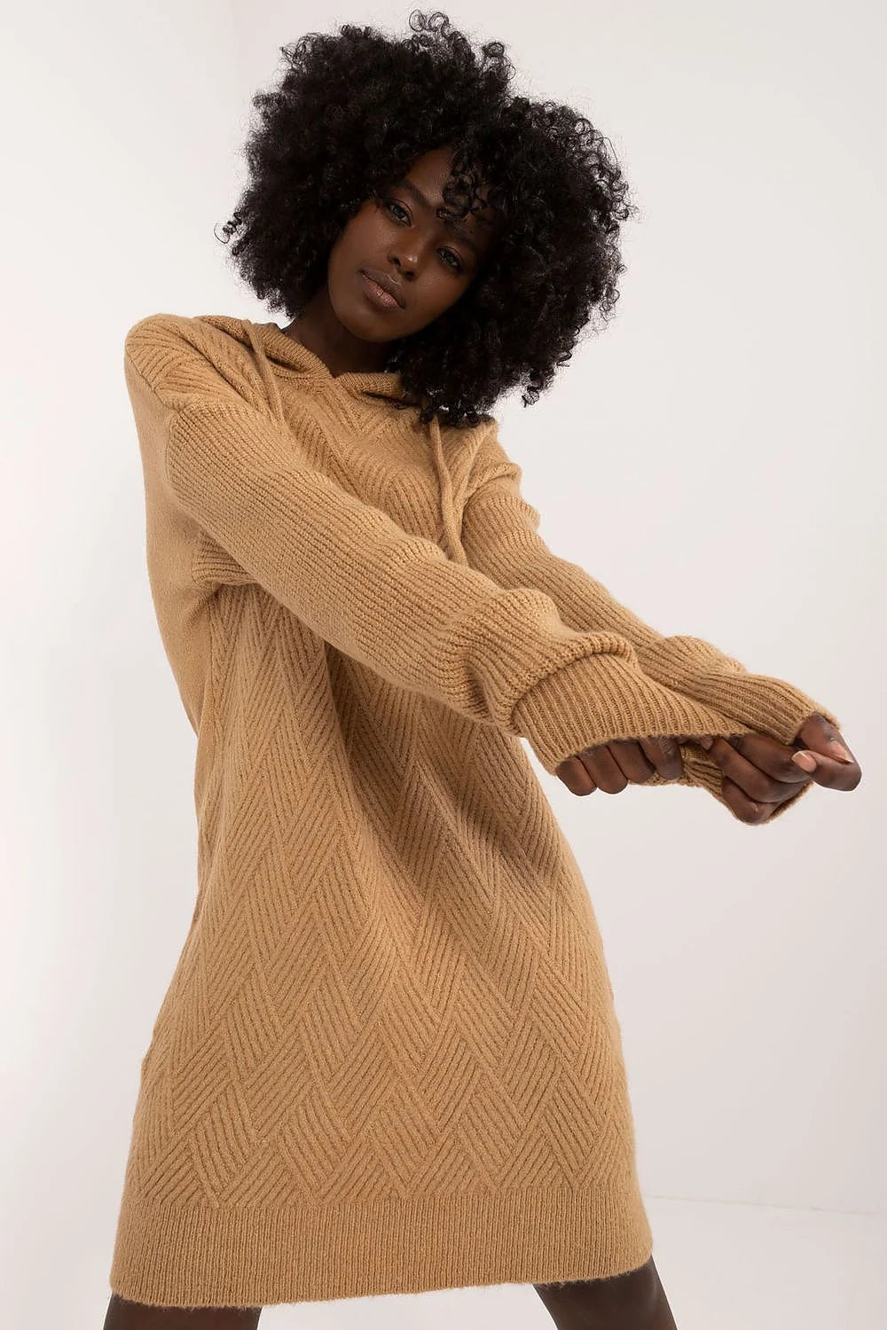 Robe de jour Badu en tricot à capuche manches longues beige camel style décontracté-chic femme
