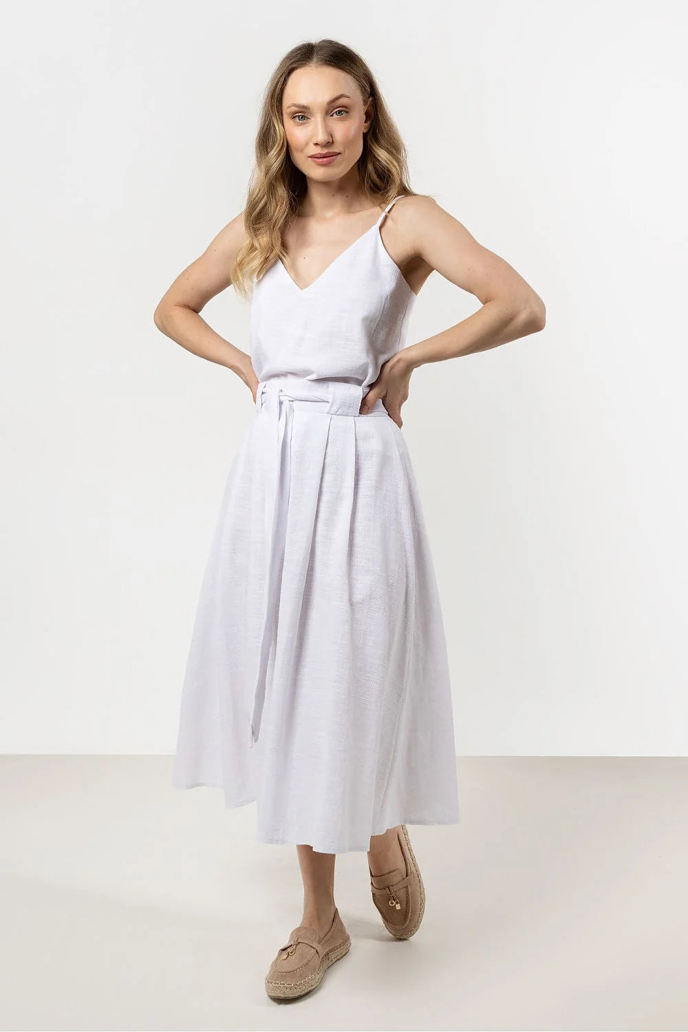 Robe féminine élégante en coton blanc encolure V bretelles spaghetti ceinture assortie robe midi occasion spéciale été