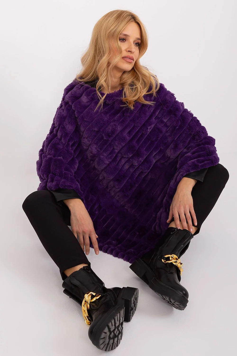 poncho fausse fourrure violet profond asymétrique linéaires coupe ample femme luxueux doux texturé bandes côtelées drapé mi cuisses superposition bordée