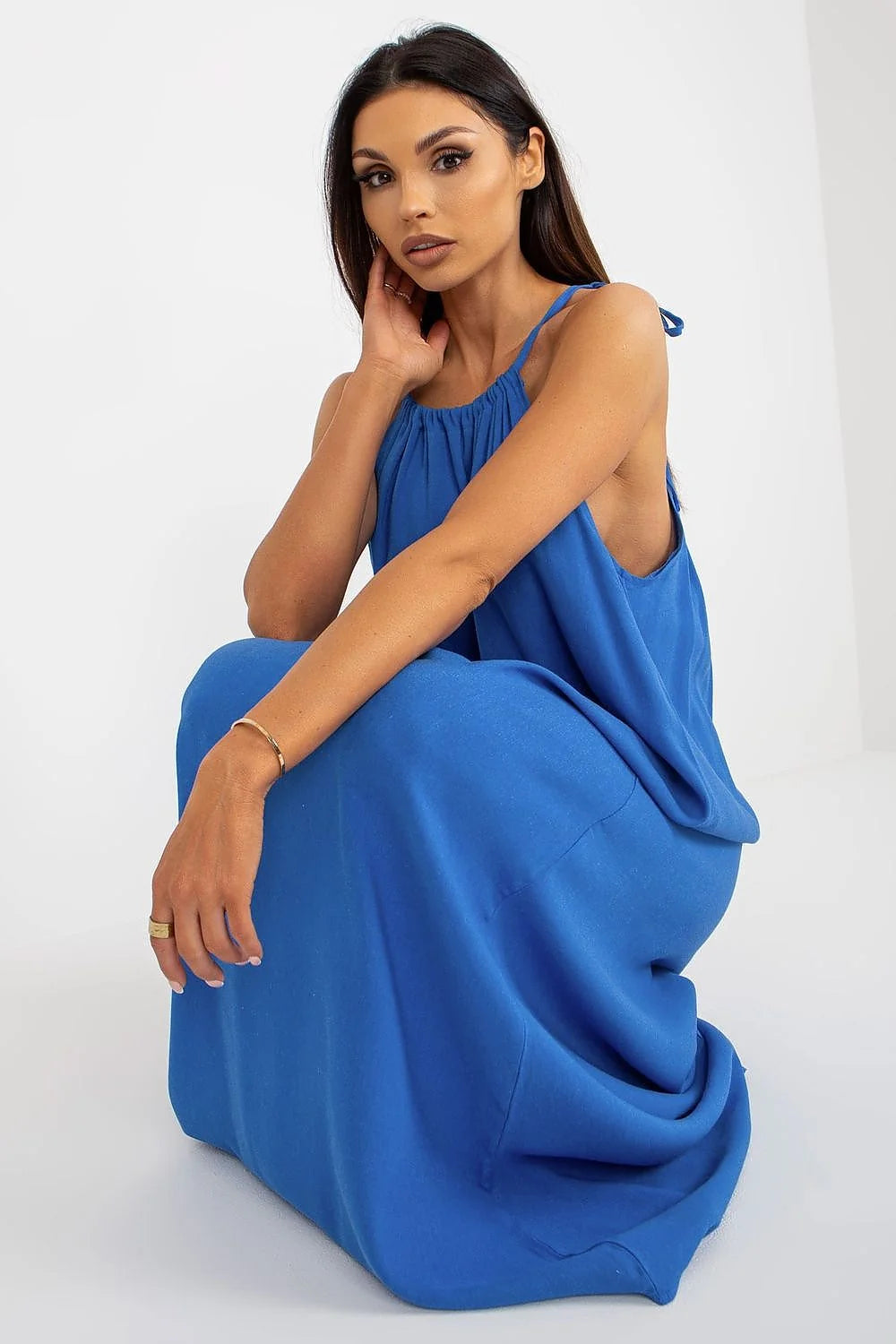 Robe de jour Och Bella longue fluide moderne été style chic minimaliste tissu léger spaghetti straps ajustables fente latérale