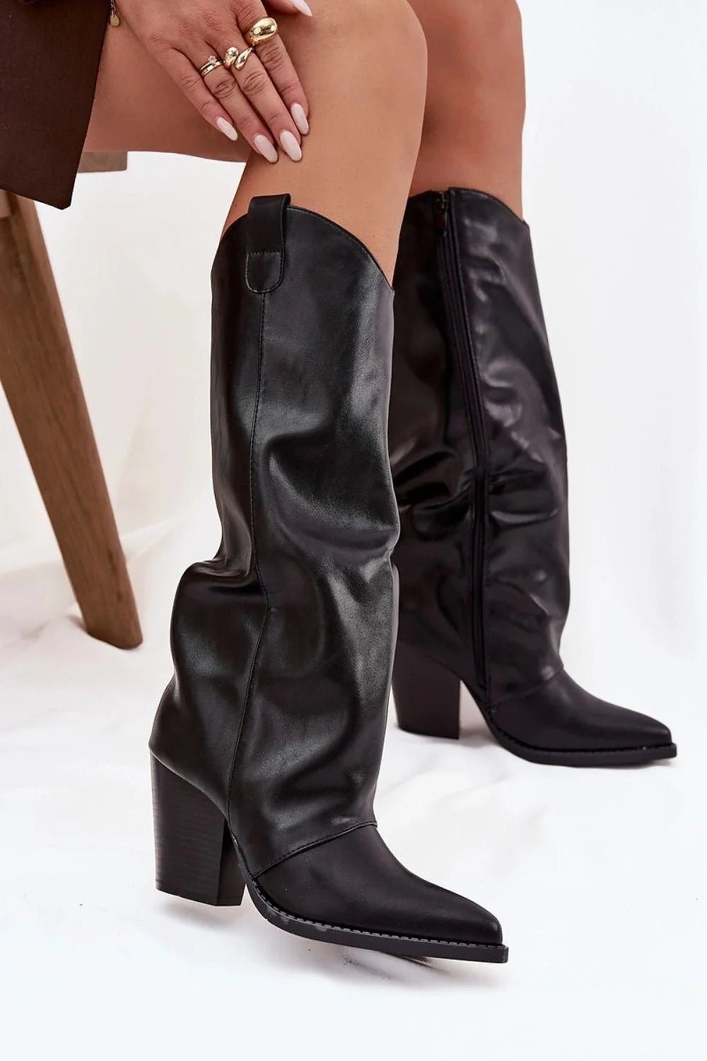 bottes cowgirl femme similicuir noir tige haute légèrement froncée bout pointu talon bloc stable semelle surpiquée passants enfilage glissière