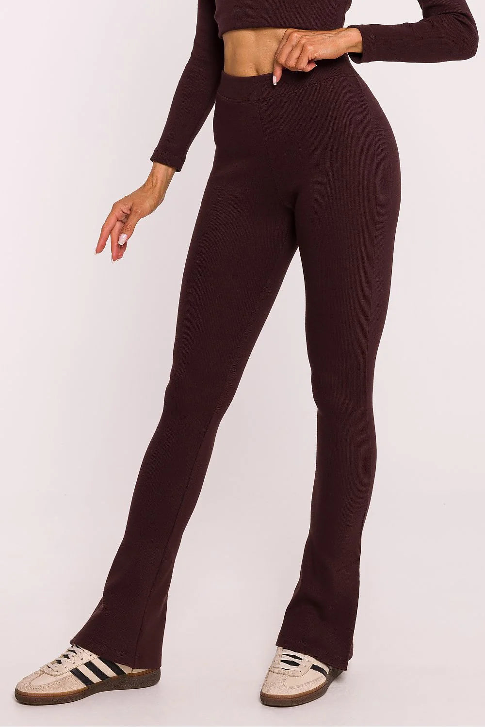 Pantalon femme marron foncé haute taille ajustée coupe évasée matière stretch élégant moderne confort occasion多种