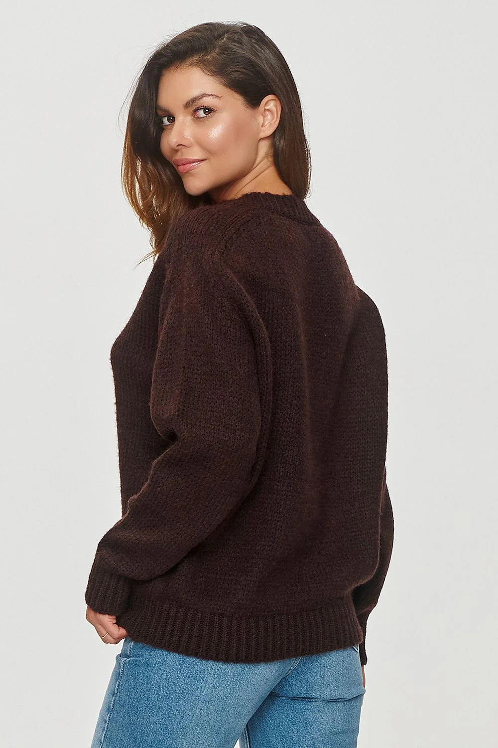 pull femme Makadamia oversize col V maille épaisse moelleuse tricotée brun chocolat foncé manches longues tombantes bords côtes poignets ourlet