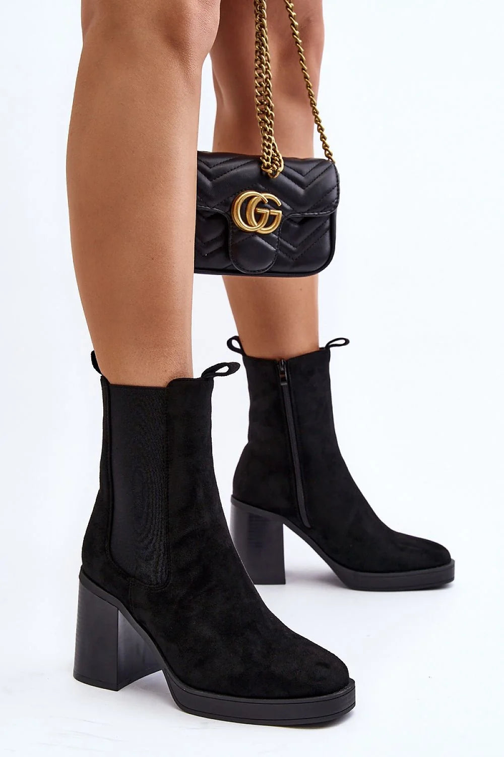 bottines femme suédine écolo talon carré haut chelsea cheville arrondi semelle caoutchouc zip latéral empiècements élastiques doublure sac matelassé dorée