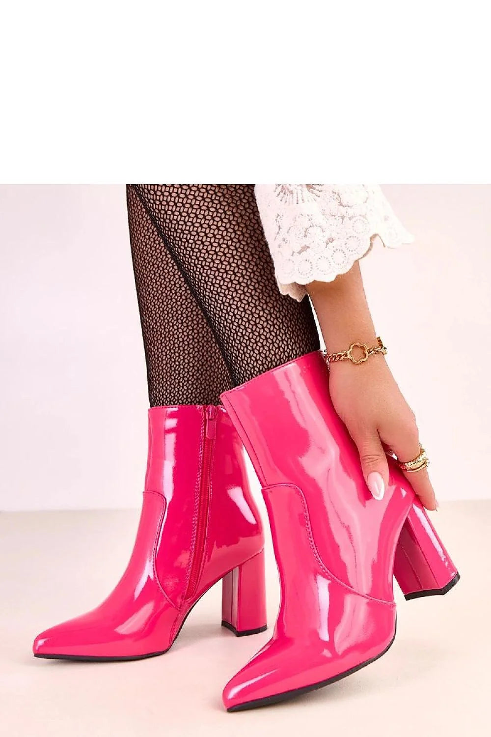 bottines cheville fuchsia vernis brillant bout pointu talon carré mihaut élancée fermeture éclair latérale semelle extérieure noire coupe structurée rétrochic