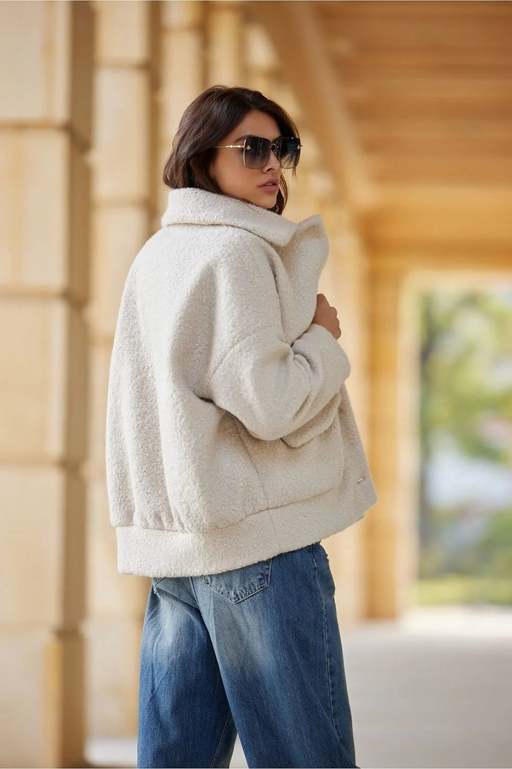 Veste classique élégante pour femme en laine bouclée couleur ivoire ou blanc cassé coupe droite col à revers boutons intégrés poches à rabat hiver automne