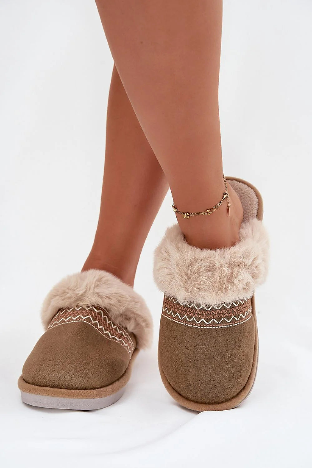 chaussons tissu doux fourrure doublure brodée décorative confort quotidien chaleur détente semelle intérieure moelleuse antidérapante rembourrée maison hiver