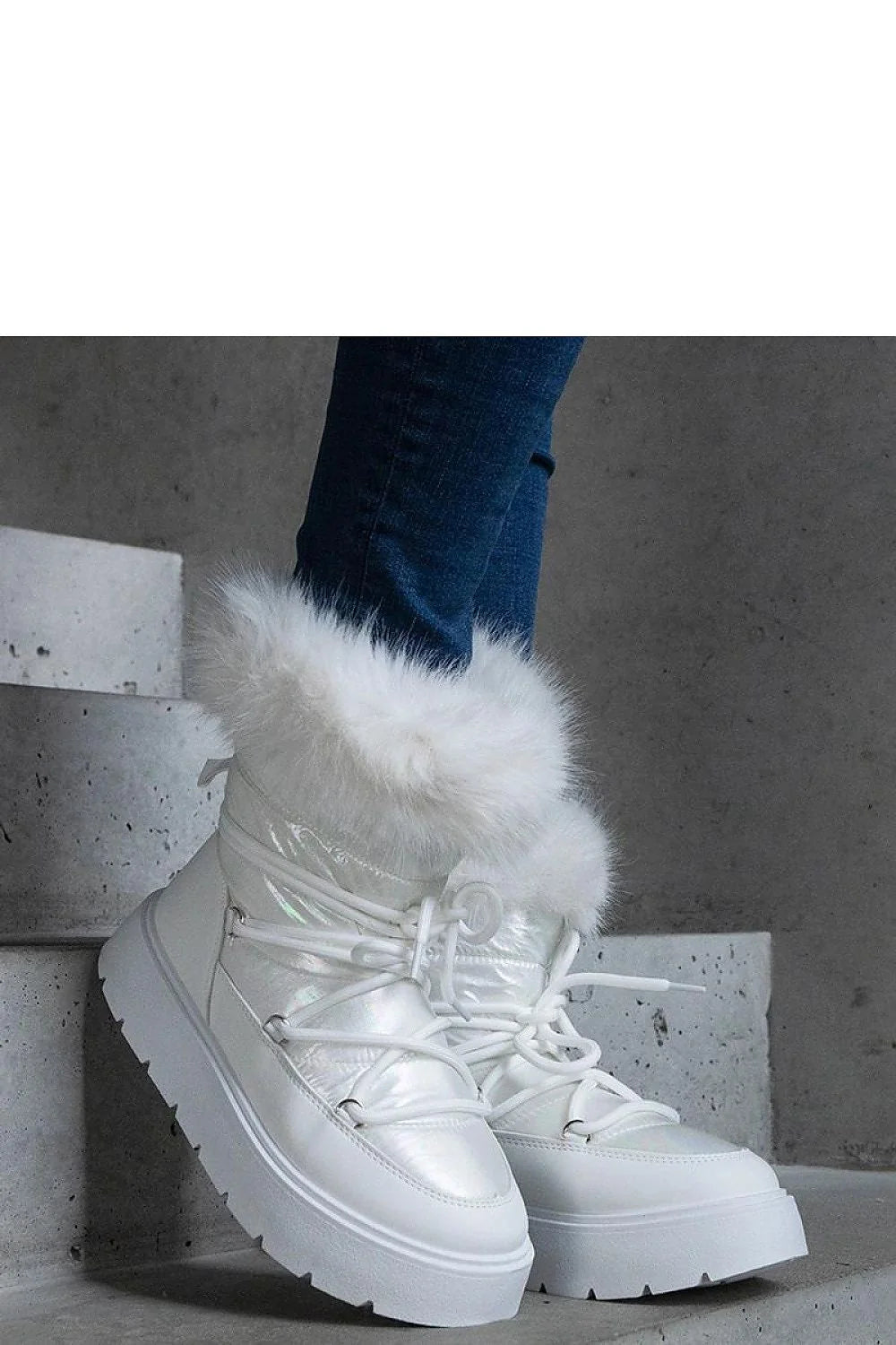 bottes solea neige blanches irisée fourrure synthétique volumineuse semi montantes lacage fonctionnel plateforme épaisse crantée adhérence doublure chaude élégantes urbaines