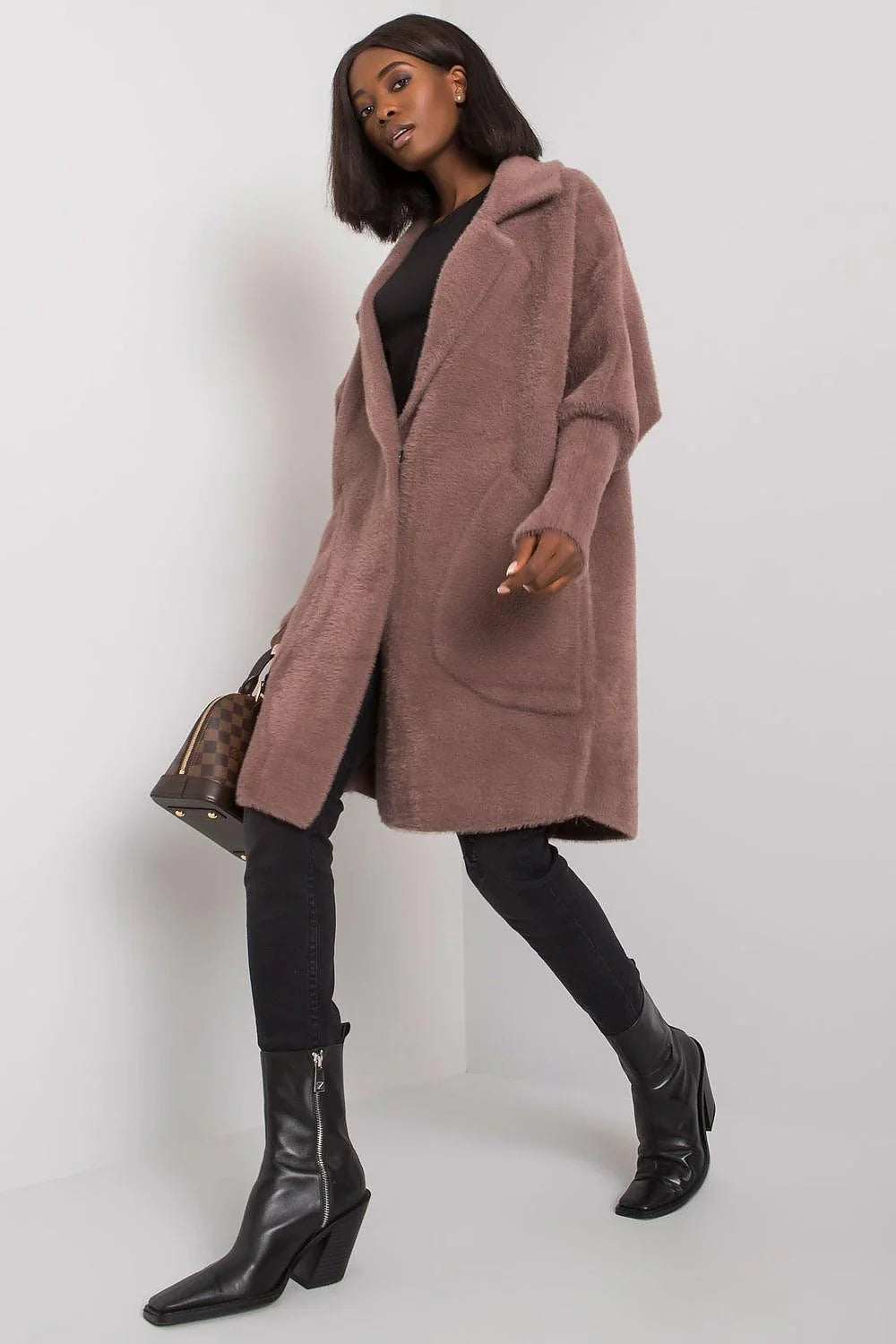 Manteau pour femme élégant en mélange de laine et viscose couleur brun rosé coupe droite col à revers manches longues poches latérales fermé par zip longueur midi