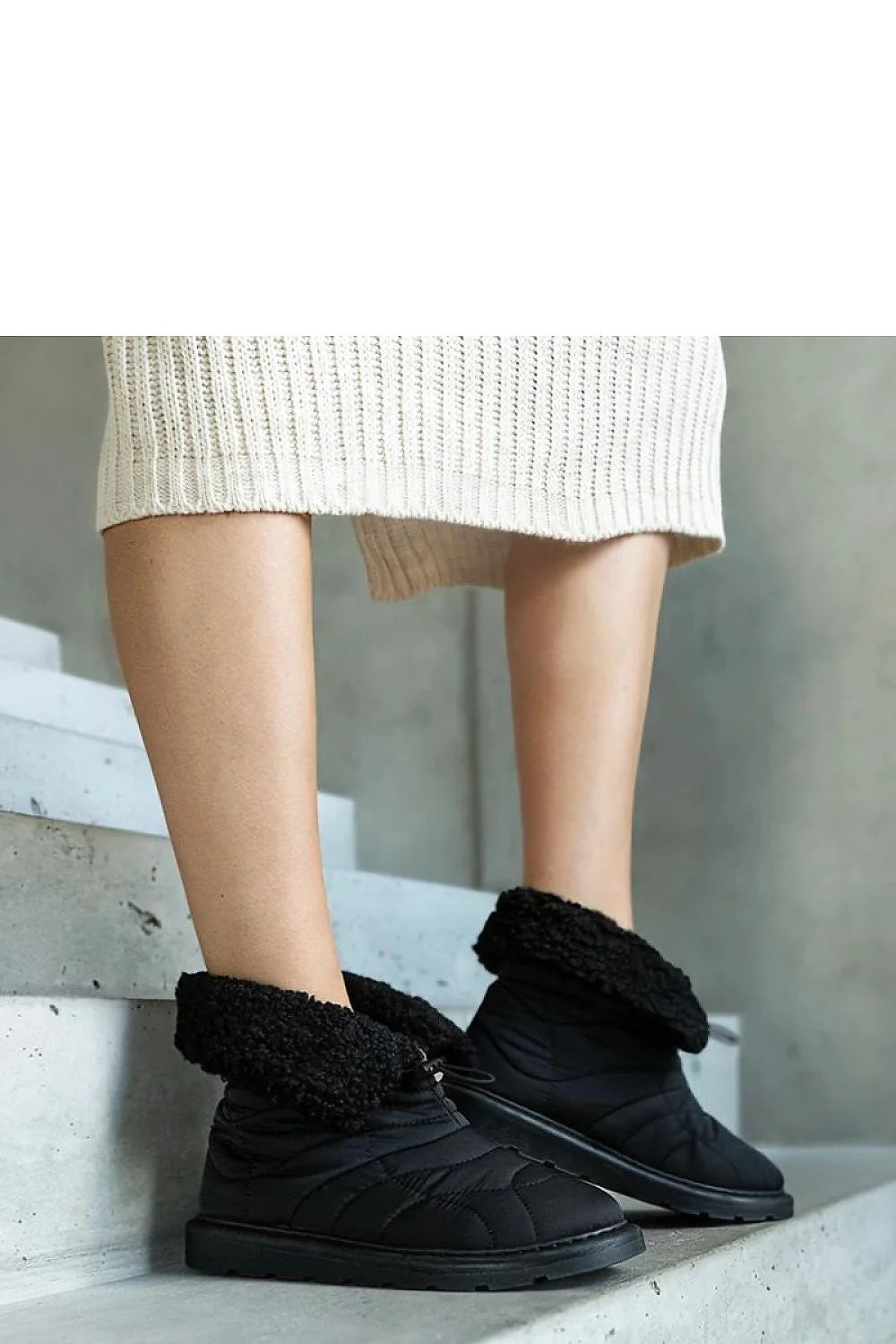 Bottes de neige modernes pour femmes, style hivernal élégant, cuir synthétique imperméable, fourrure synthétique douillette, semelle caoutchouc antidérapante, confort optimal, look tendance, hiver 2023