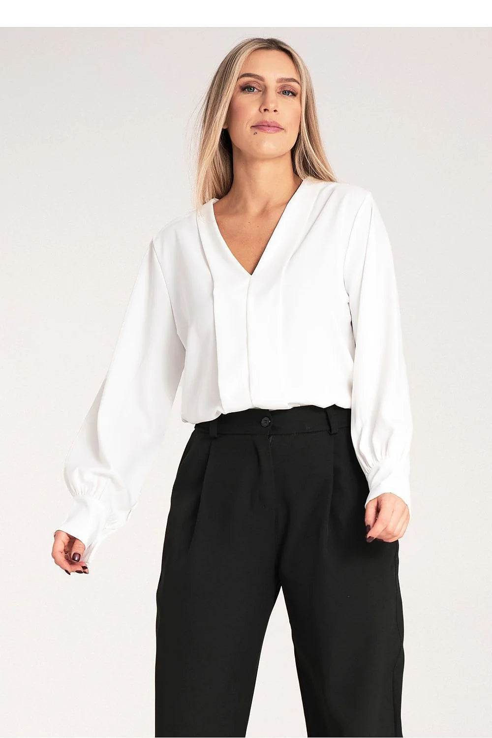 chemisier femme élégant satin blanc manches longues bouffantes poignets boutonnés col V fluide doux soyeux coupe droite sophistiqué raffiné professionnel