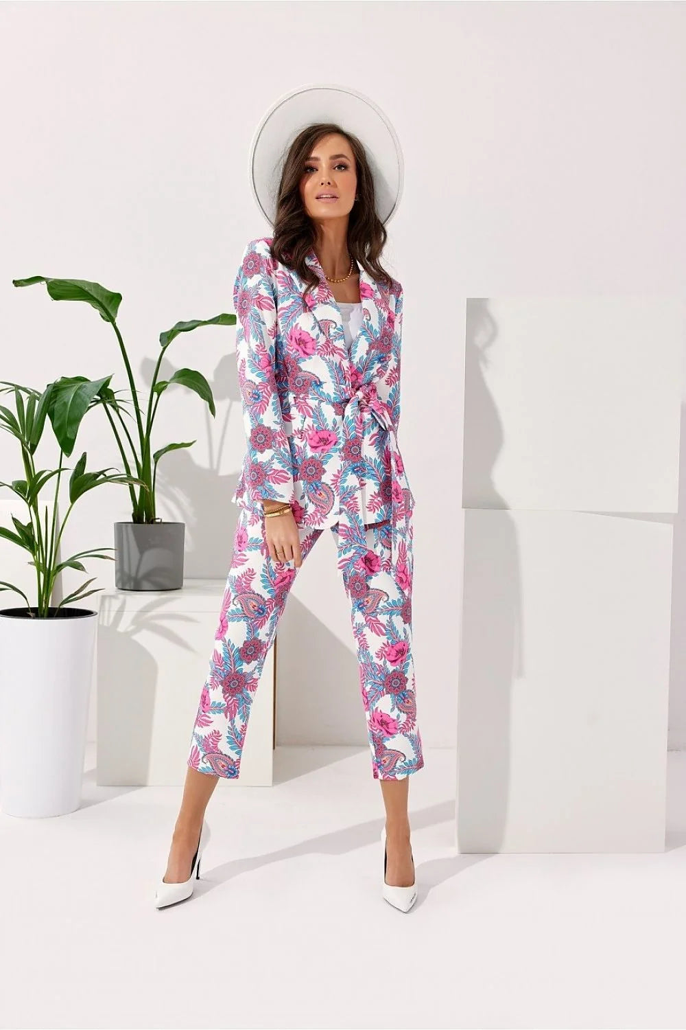 Ensemble deux pièces femme veste tailleur pantalon rose vif motifs floraux tissu léger respirant ceinture ajustable escarpins verts accessoires assortis