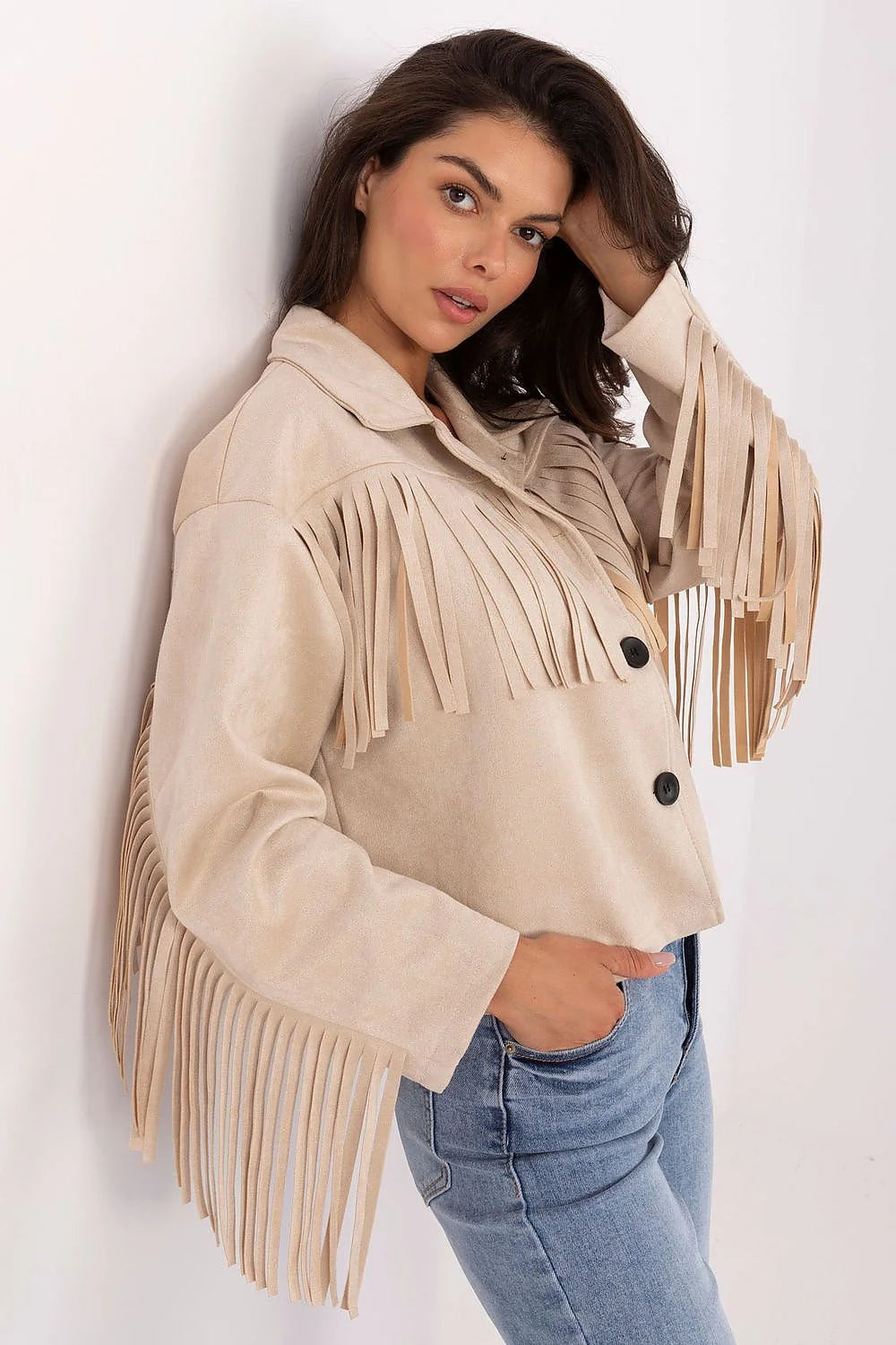 veste femme courte suédine beige franges manches poitrine dos longues coupe boxy col chemise boutons contrastants noirs faux suède doux