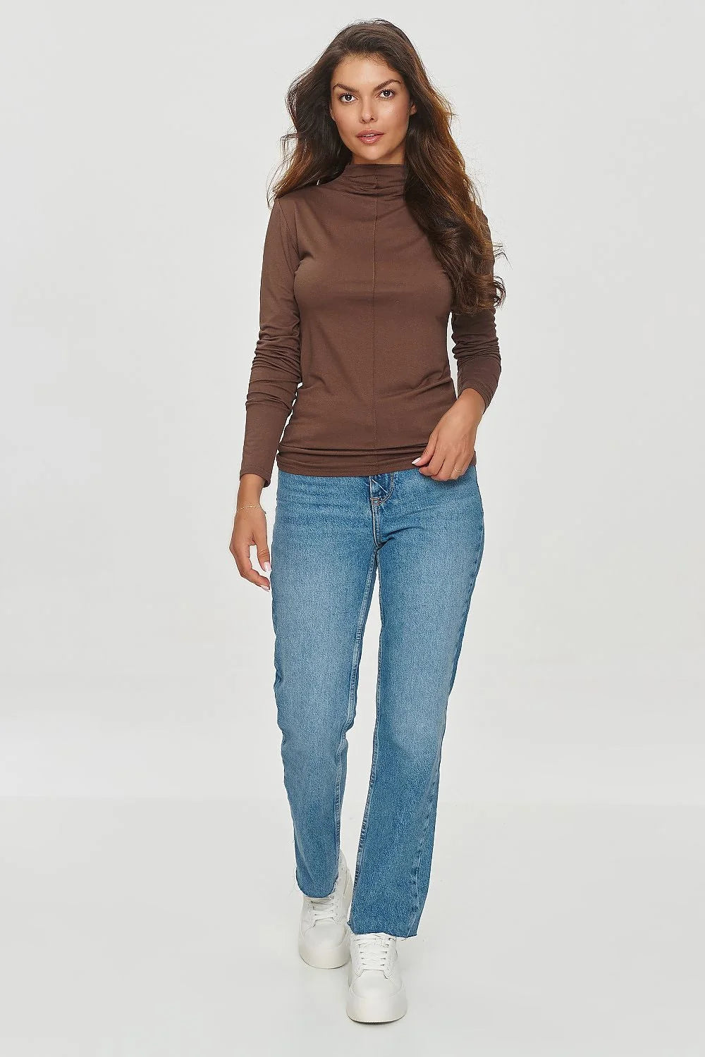 Chemisier femme Makadamia design épuré manches longues couleur chocolat profond matière stretch ajusté coupe près du corps élégant automne hiver