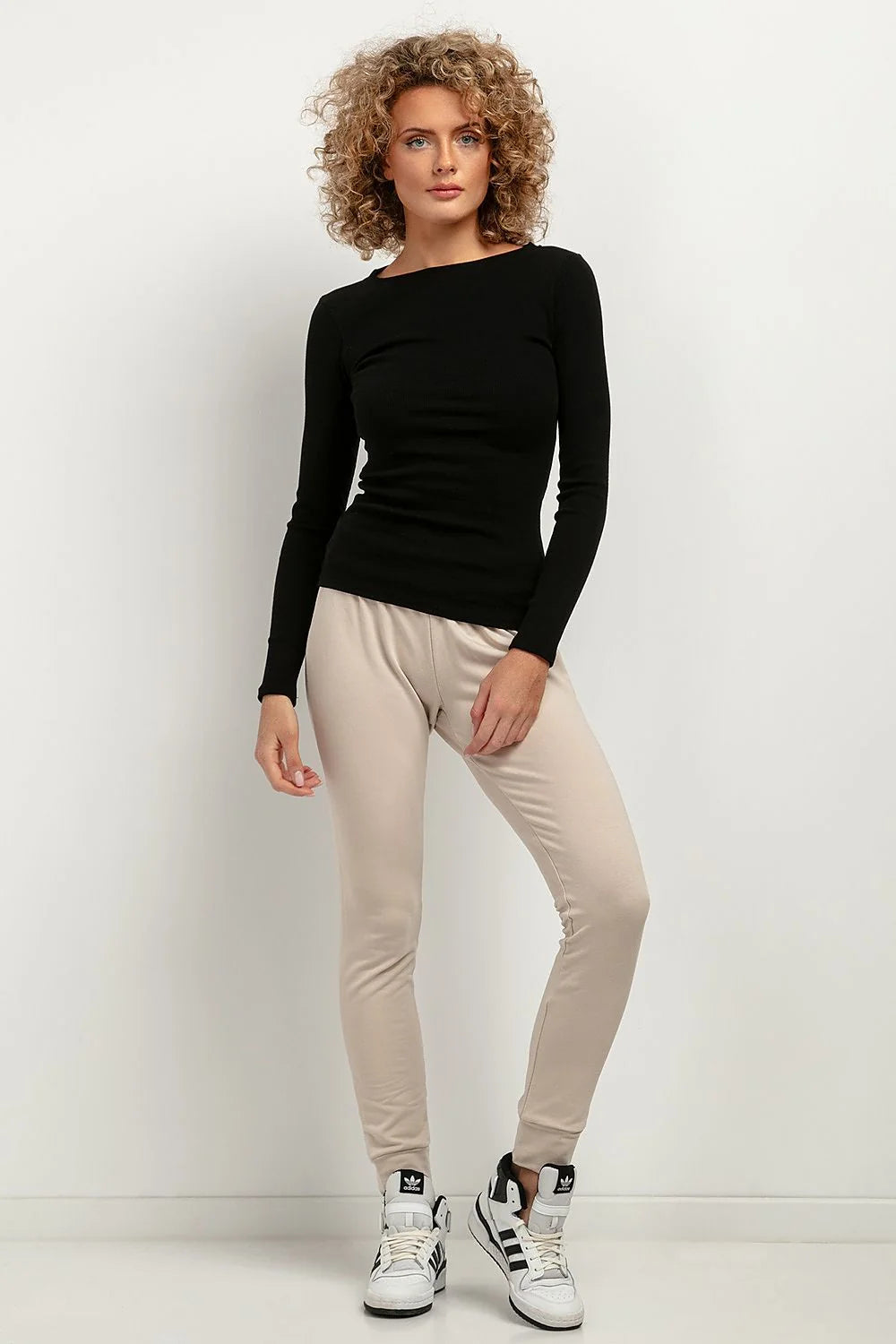 Tessita chemisier ajusté manches longues coton élasthanne côtelé noir col bateau maille fine extensible confortable basique polyvalent élégant minimaliste silhouette