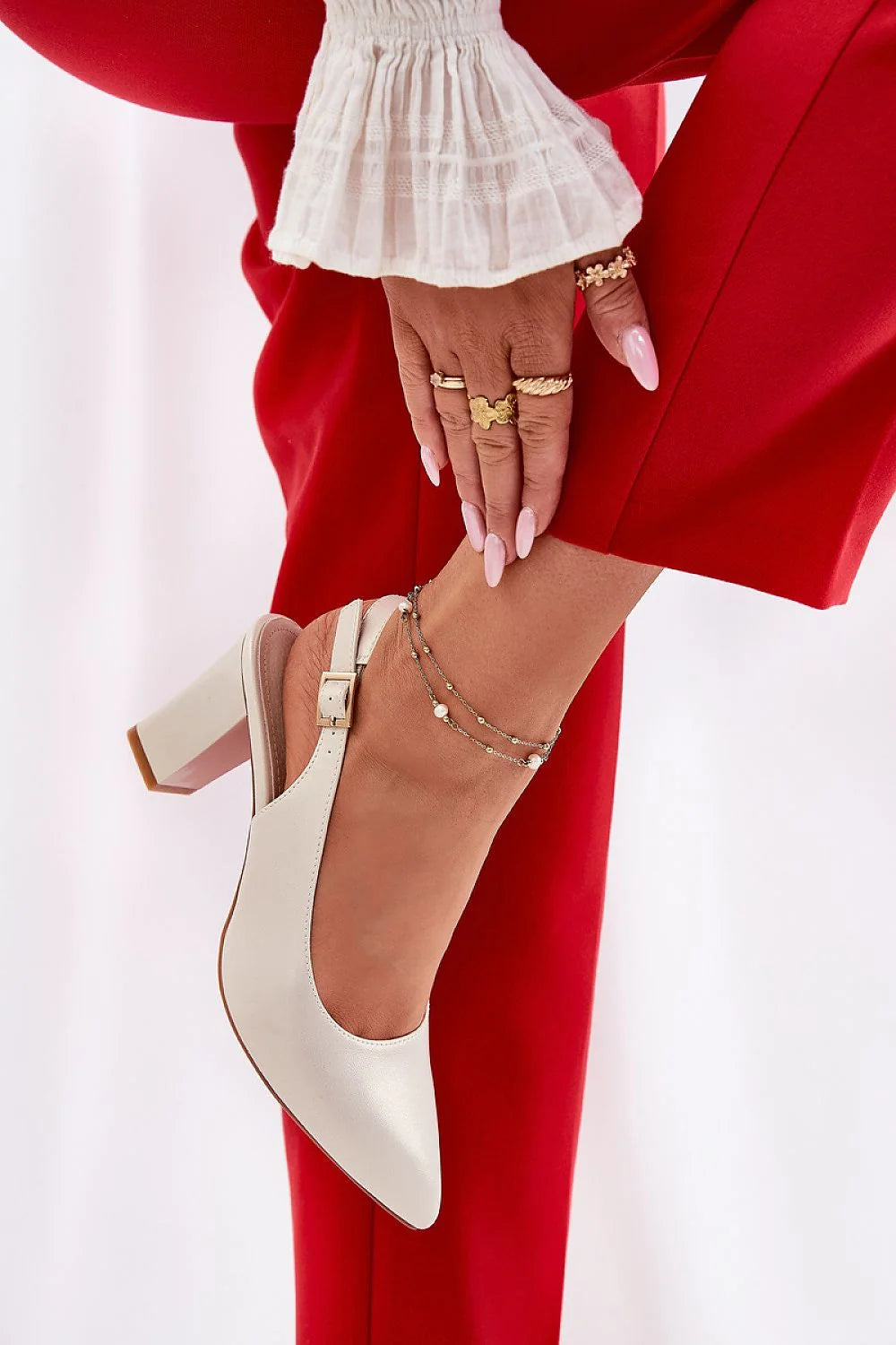 escarpins femme talon carré moyen pointu silhouette élégante slingback bride arrière boucle dorée cuir synthétique ivoire finition lisse perles délicates