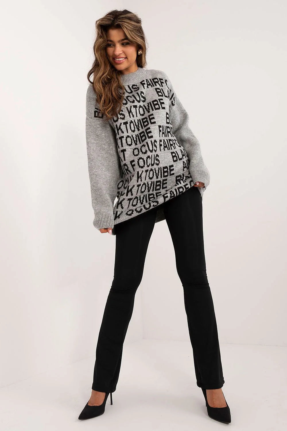 pull long oversize femme gris clair maille épaisse motifs graphiques lettrage noir coupe ample manches longues bordures côtelées