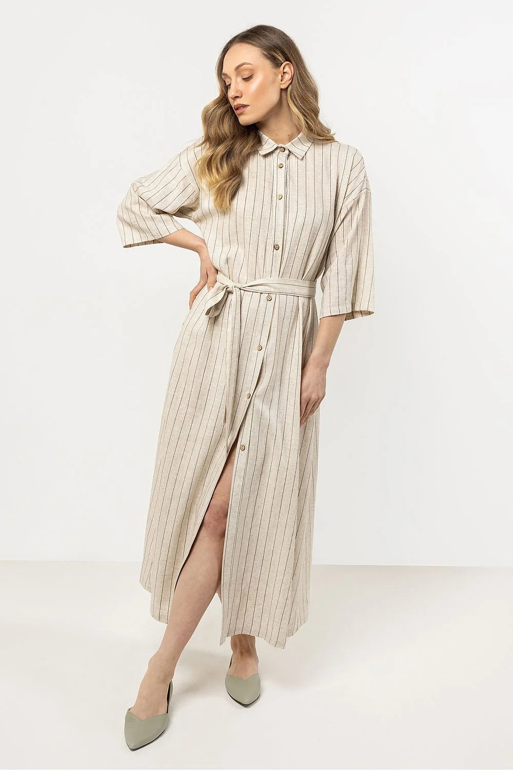 robe longue chemise lin naturel beige rayures verticales coupe droite fluide manches troisquarts ceinture nouée boutons bois