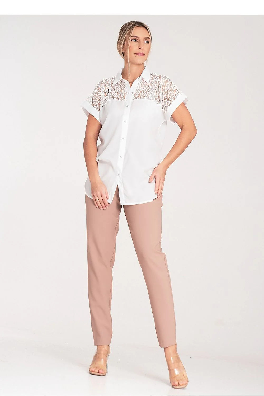 blouse femme élégante moderne dentelle géométrique col classique manches courtes blanche coupe ample fluide boutonnée ajourée chic bureau confortable
