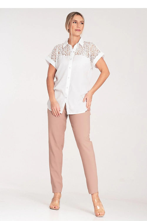 blouse femme élégante moderne dentelle géométrique col classique manches courtes blanche coupe ample fluide boutonnée ajourée chic bureau confortable