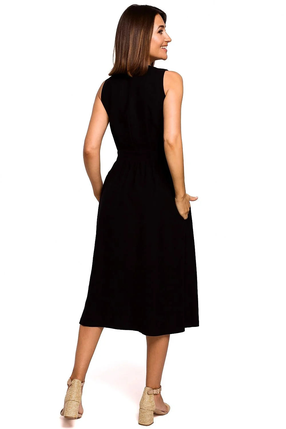 robe midi blanche sans manches col V cintrée taille ajustable ceinture intégrée boutons décoratifs jupe évasée poches latérales tissu fluide