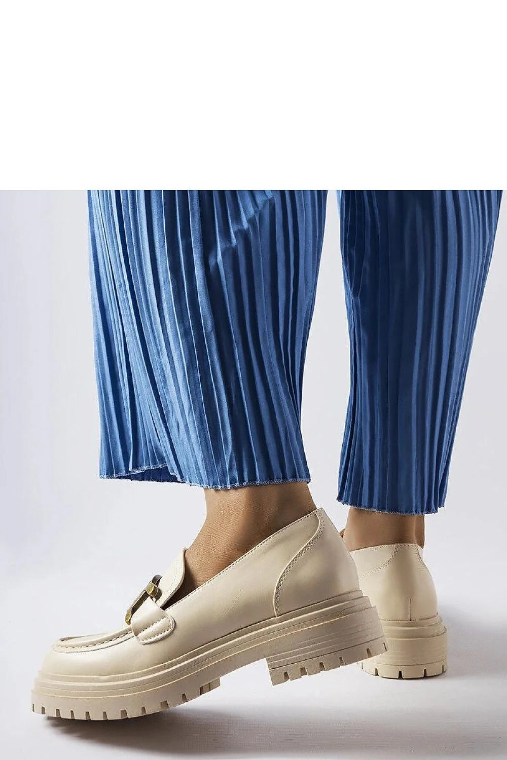 Mocassins beiges pour femmes ornement chaîne dorée cuir écologique durable talon moyen bout rond summer shoes