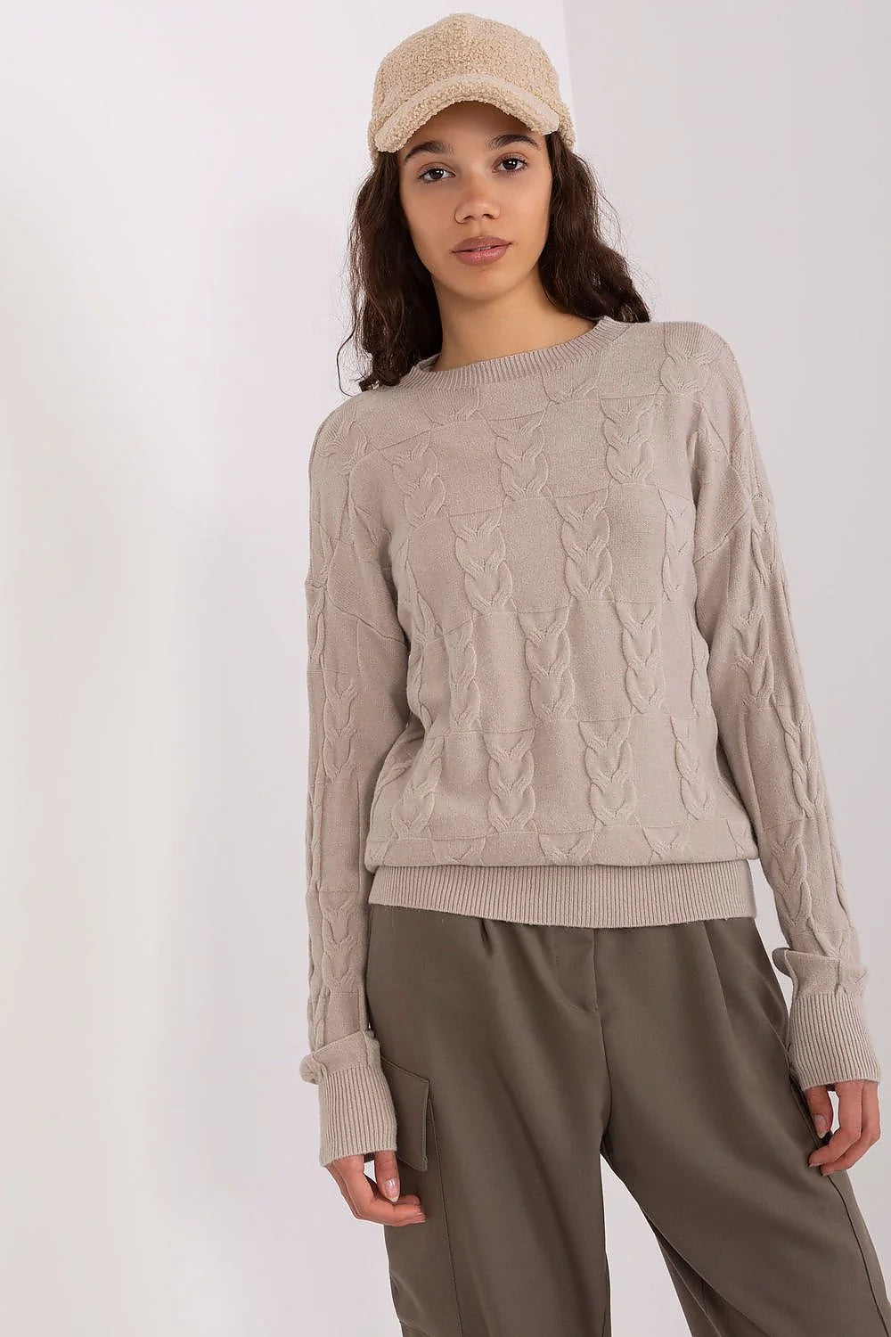 Pull femme élégant cable knit taupe matières douces manches longues encolure ronde accessoires capri