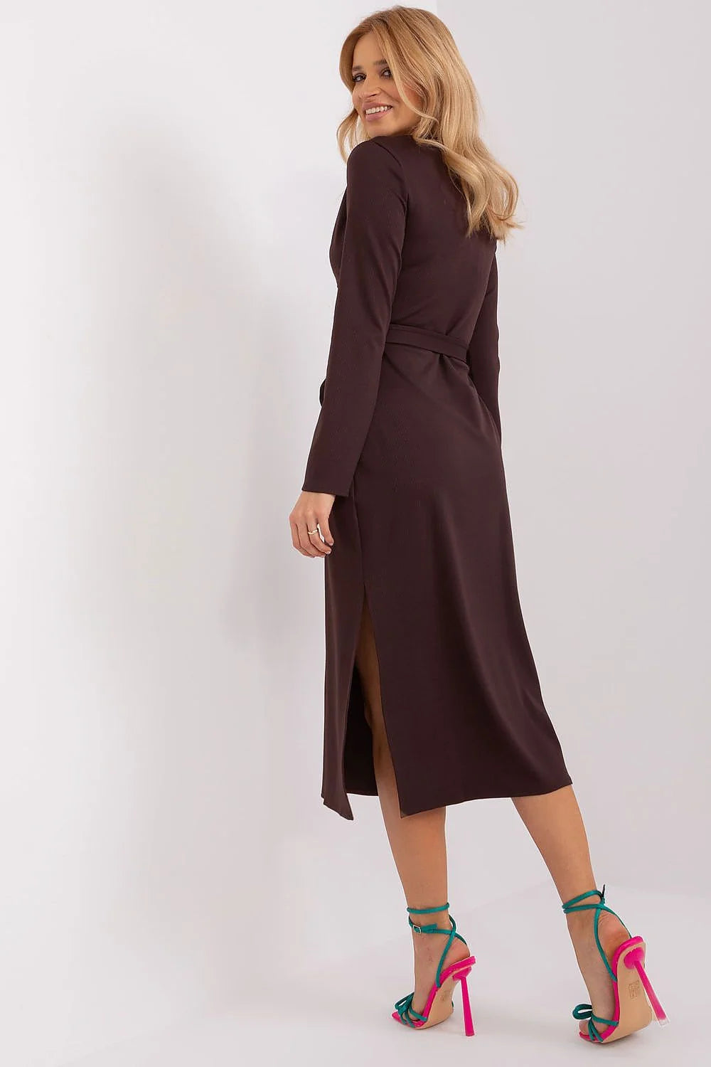 Robe longue féminine marron foncé en V manches longues ajustées ceinture à nouer fentes latérales polyester coton élégante moderne polyvalente pour femmes