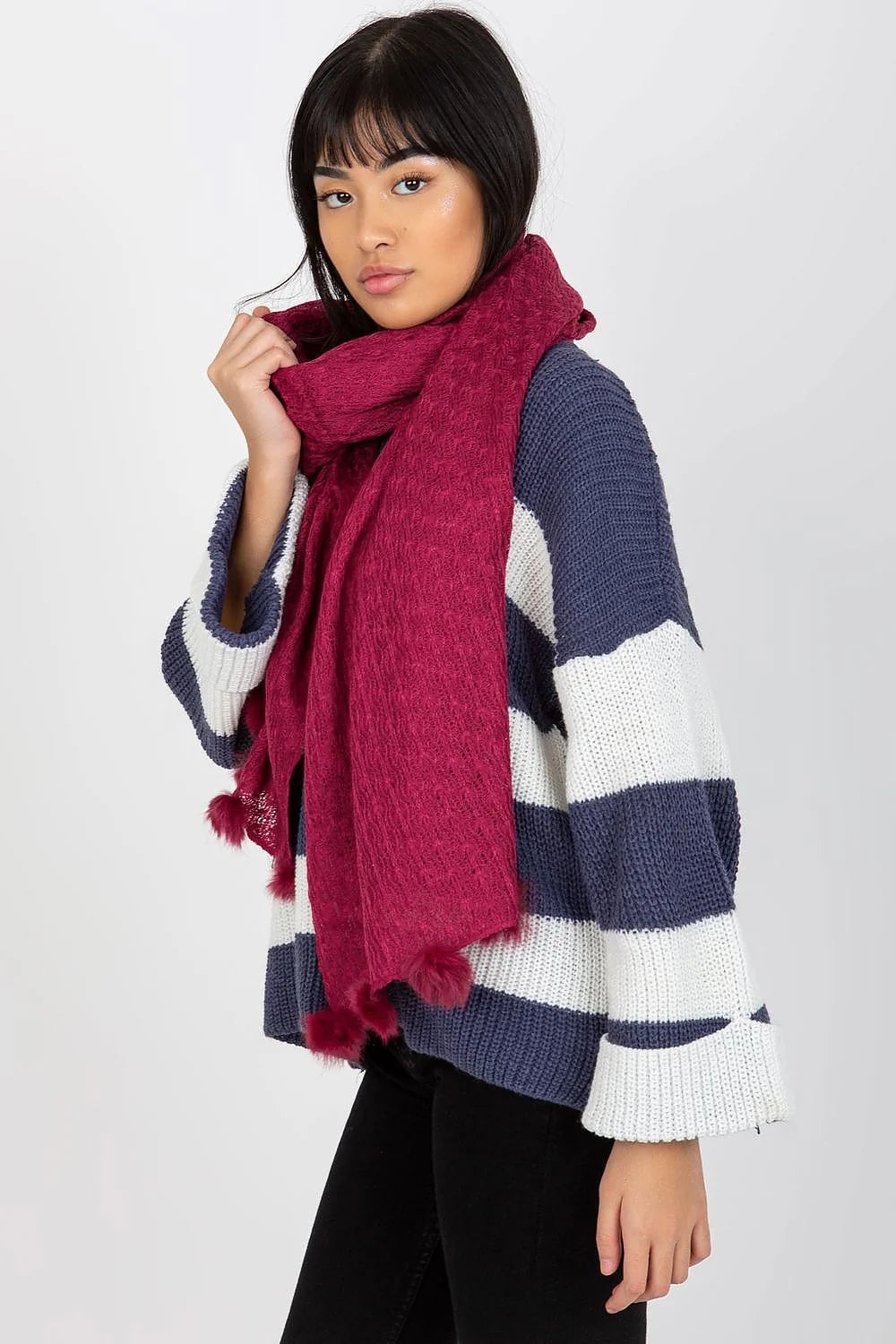 écharpe volumineuse bordeaux oversize maille douce gaufrée pompons étole pull rayures noir blanc tricot épais manches évasées coupe décontractée sophistiquée