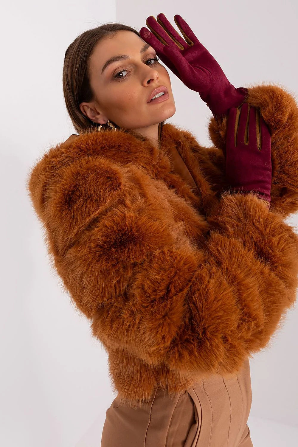 manteau fausse fourrure marron châtain volumineux doublure douce chaude luxueuse oversize coupe ample élégante sophistiquée gants suédine bordeaux tressé poignet