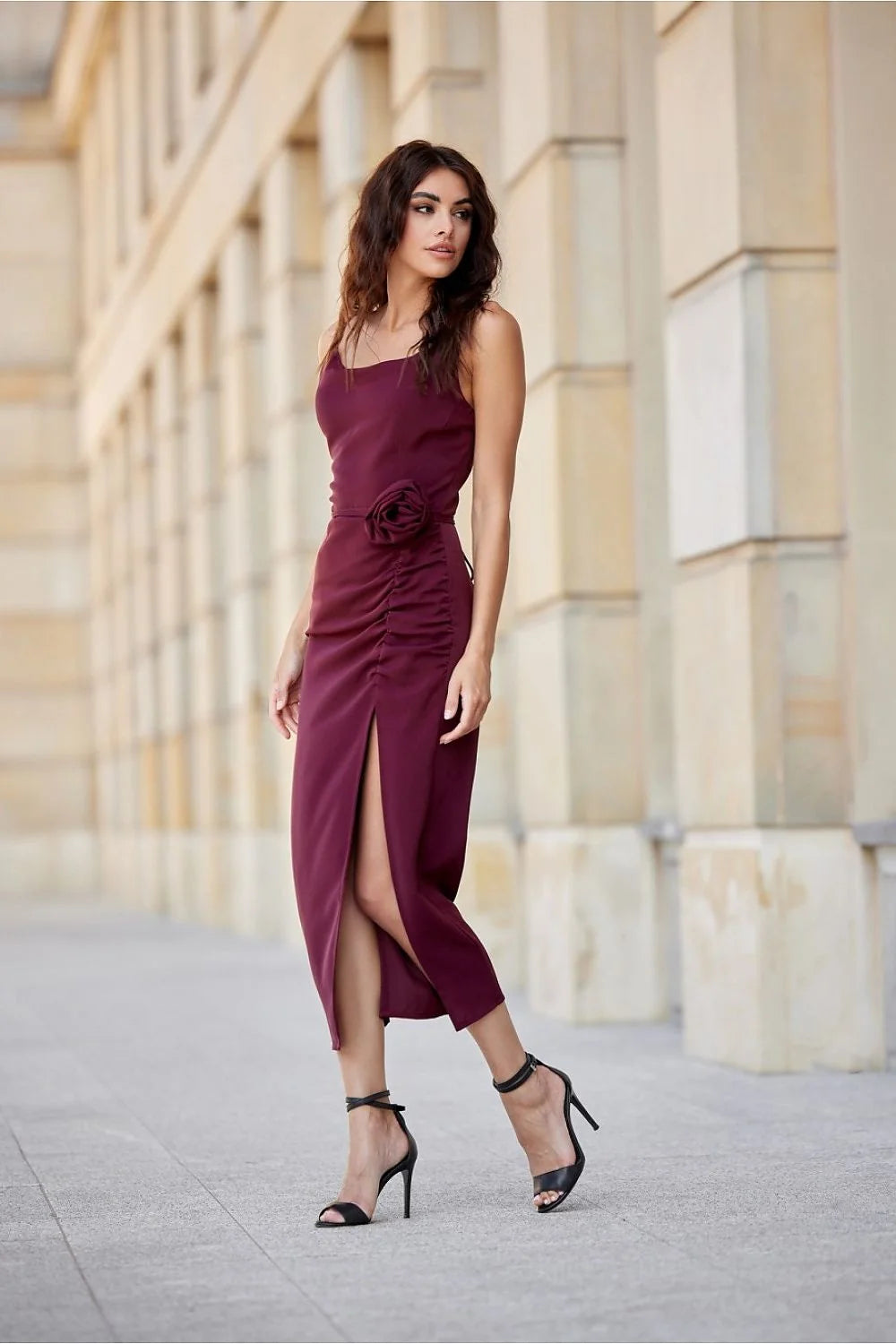 Robe de cocktail élégante longue bretelles fines décolleté dos nu floral bordeaux taille ajustable femme soirée gala