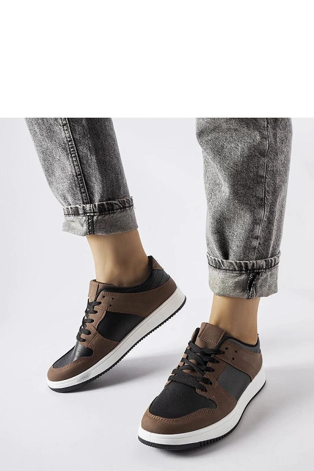 Baskets Jacqueline pour femme style urbain moderne confortable marron et noir cuir synthétique lacets noirs