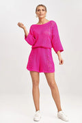 Ensemble féminin two-pièces chemisier short tricot rose vif dentelle inserts manches longues coupe ajustée femme mode été
