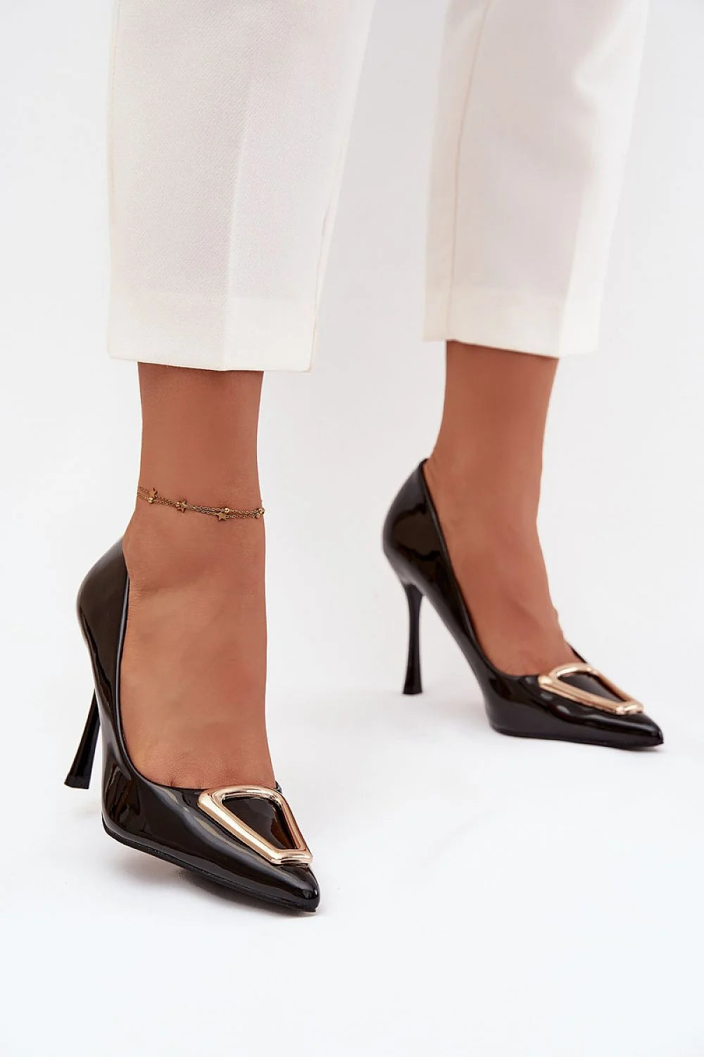 escarpins femme cuir écologique vernis noir bout pointu silhouette élancée talon stiletto haut boucle métallique dorée semelle souple
